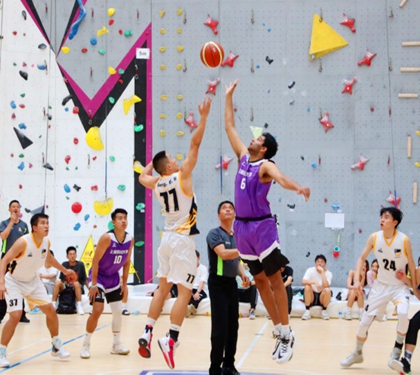 详解棒球规则中的死球转活球逻辑及球击中主审后的垒位推移细节